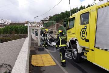 Un turismo vuelca a la salida de Tara (Foto TA)